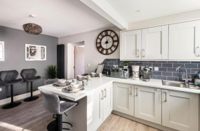 Luxury House 4 ensuite bedrooms, free parking ,wifi